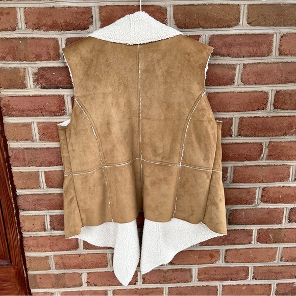Faux suede sherpa style vest. 1X - Picture 4 of 9